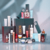 Asos Adventskalender 2025 mit 25 Beauty-Highlights für Gesicht, Körper, Haare und Make-up in festlicher Box.
