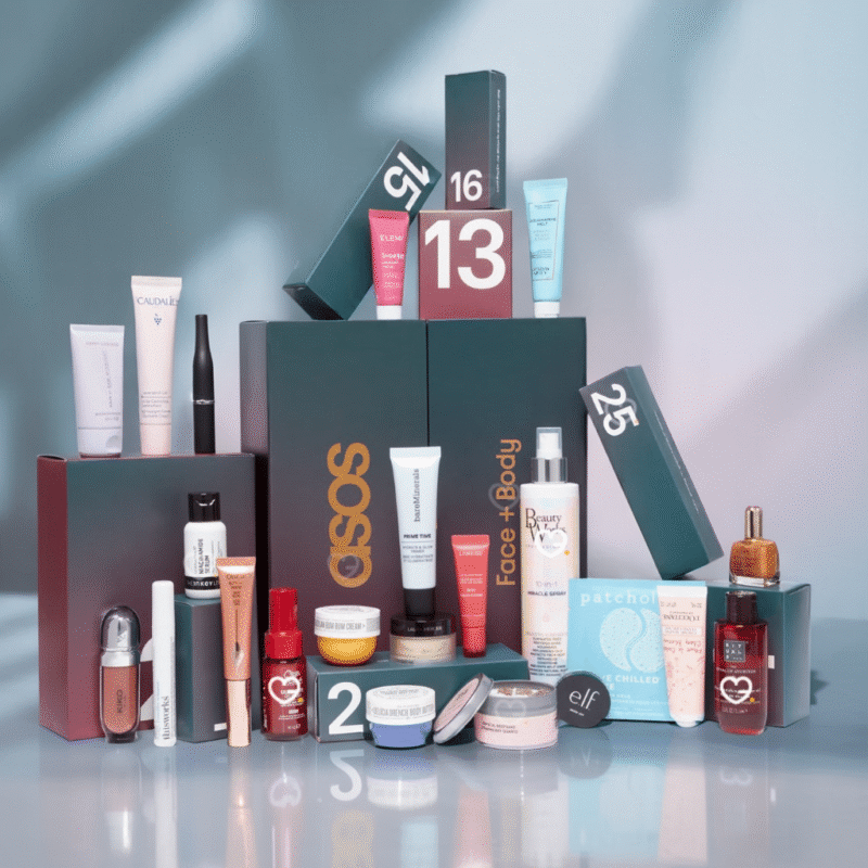 Asos Adventskalender 2025 mit 25 Beauty-Highlights für Gesicht, Körper, Haare und Make-up in festlicher Box.