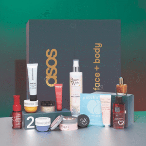 Asos Adventskalender 2025 mit 25 Beauty-Highlights für Gesicht, Körper, Haare und Make-up in festlicher Box.