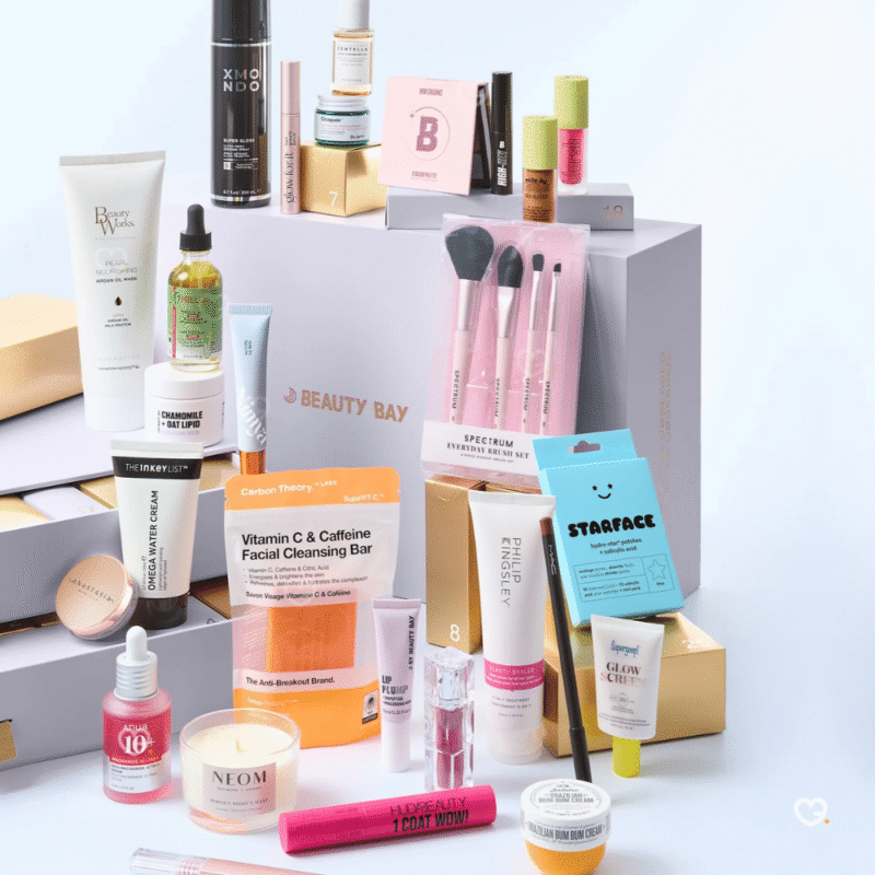 Beauty Bay Adventskalender 2025 Limited Edition mit 27 Make-up-, Haut- und Haarpflege-Highlights in festlicher Box.