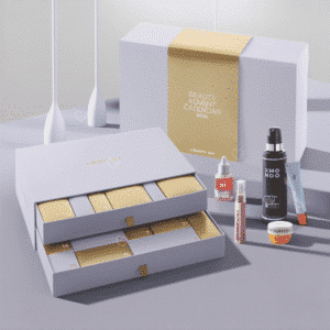 Beauty Bay Adventskalender 2025 Limited Edition mit 27 Make-up-, Haut- und Haarpflege-Highlights in festlicher Box.