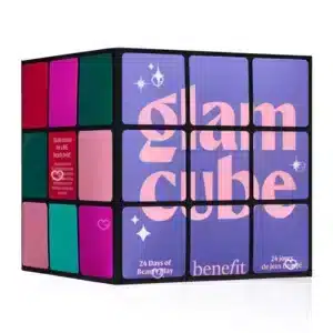 Benefit Adventskalender 2025 mit 24 Beauty-Überraschungen in festlicher Box, Mix aus Bestsellern und Neuheiten.