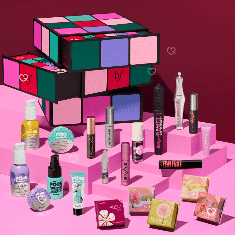 Benefit Adventskalender 2025 mit 24 Beauty-Überraschungen in festlicher Box, Mix aus Bestsellern und Neuheiten.