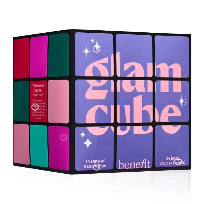 Benefit Adventskalender 2025 mit 24 Beauty-Überraschungen in festlicher Box, Mix aus Bestsellern und Neuheiten.