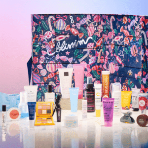 Blissim Adventskalender 2025 mit 24 Beauty-Highlights für Gesicht, Körper, Make-up und Haarpflege in festlicher Box.