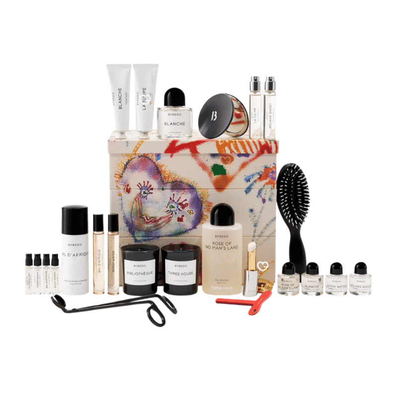 Byredo Adventskalender 2025 in festlicher Box mit 24 Luxusminiaturen aus Parfum, Kerzen, Handcreme und Accessoires.