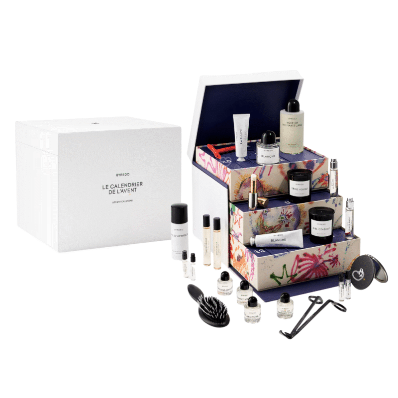 Byredo Adventskalender 2025 in festlicher Box mit 24 Luxusminiaturen aus Parfum, Kerzen, Handcreme und Accessoires.