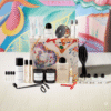 Byredo Adventskalender 2025 in festlicher Box mit 24 Luxusminiaturen aus Parfum, Kerzen, Handcreme und Accessoires.
