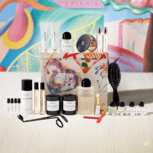 Byredo Adventskalender 2025 in festlicher Box mit 24 Luxusminiaturen aus Parfum, Kerzen, Handcreme und Accessoires.