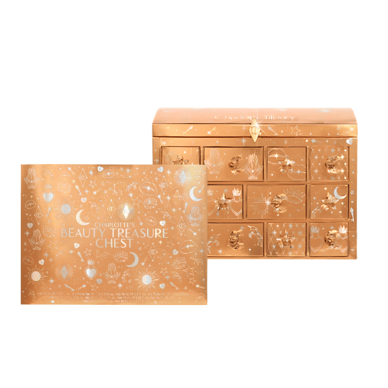 Charlotte Tilbury Adventskalender 2025 in goldener Box mit 12 luxuriösen Make-up- und Skincare-Bestsellern, teils Full-Size.