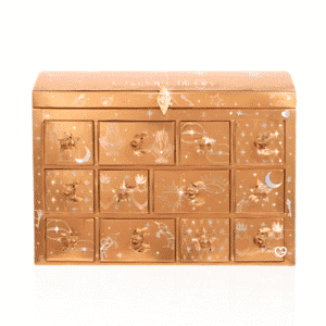 Charlotte Tilbury Adventskalender 2025 in goldener Box mit 12 luxuriösen Make-up- und Skincare-Bestsellern, teils Full-Size.