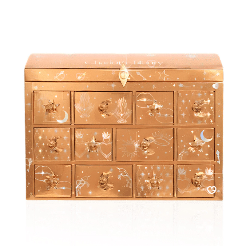 Charlotte Tilbury Adventskalender 2025 in goldener Box mit 12 luxuriösen Make-up- und Skincare-Bestsellern, teils Full-Size.