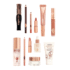 Charlotte Tilbury Adventskalender 2025 in goldener Box mit 12 luxuriösen Make-up- und Skincare-Bestsellern, teils Full-Size.