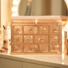 Charlotte Tilbury Adventskalender 2025 in goldener Box mit 12 luxuriösen Make-up- und Skincare-Bestsellern, teils Full-Size.