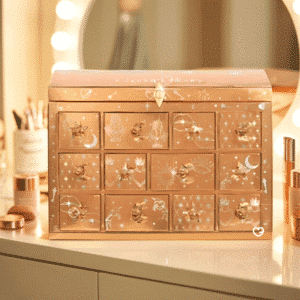 Charlotte Tilbury Adventskalender 2025 in goldener Box mit 12 luxuriösen Make-up- und Skincare-Bestsellern, teils Full-Size.