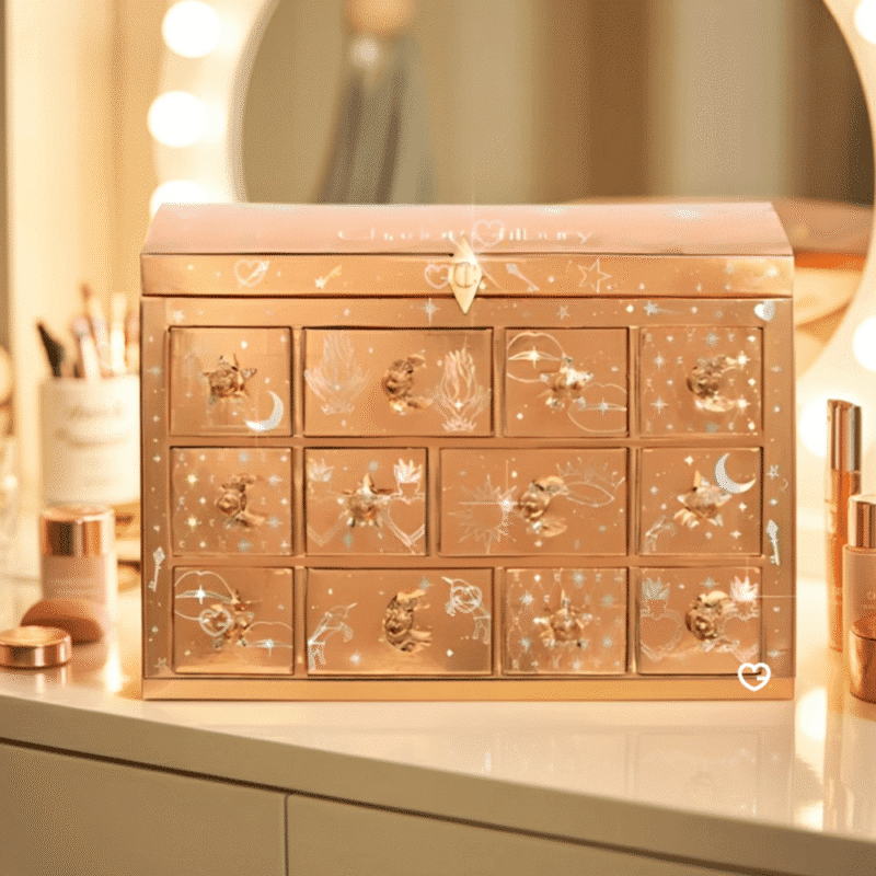 Charlotte Tilbury Adventskalender 2025 in goldener Box mit 12 luxuriösen Make-up- und Skincare-Bestsellern, teils Full-Size.