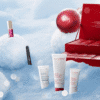 Clarins 12 Tage Adventskalender 2025 in roter Geschenkbox mit 12 luxuriösen Pflege- und Make-up-Minis für die Adventszeit