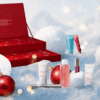 Clarins Adventskalender 2025 mit 24 Luxus-Minis für Gesicht, Körper und Make-up in festlicher roter Geschenkbox.