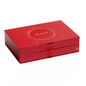 Clarins Adventskalender 2025 mit 24 Luxus-Minis für Gesicht, Körper und Make-up in festlicher roter Geschenkbox.