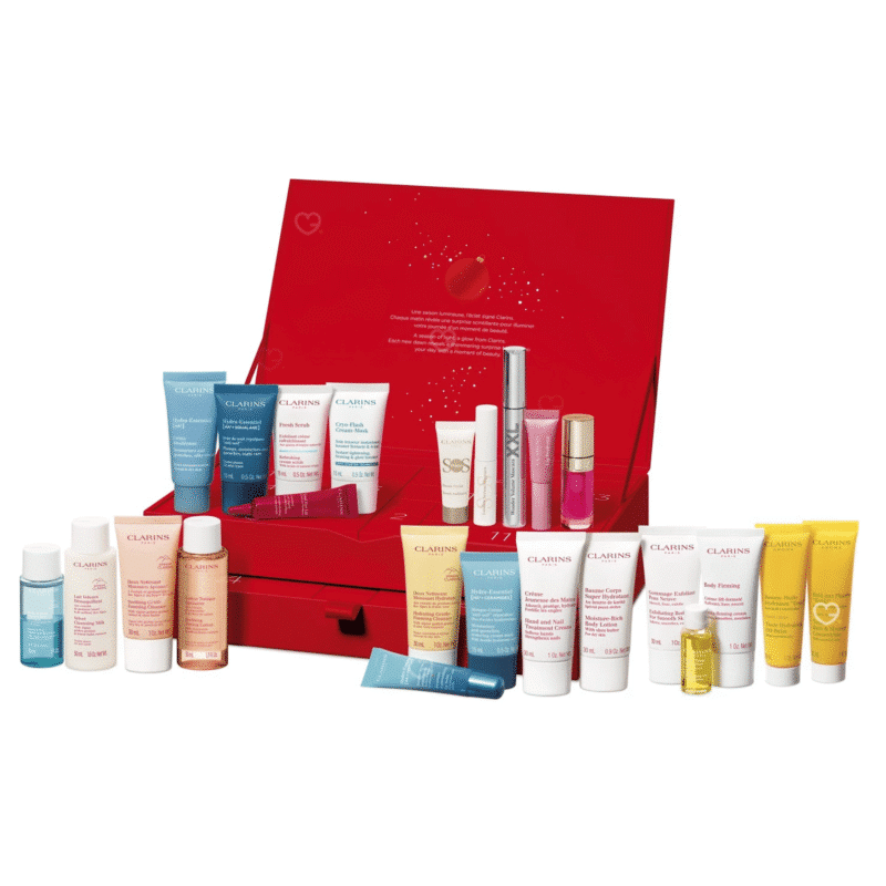 Clarins Adventskalender 2025 mit 24 Luxus-Minis für Gesicht, Körper und Make-up in festlicher roter Geschenkbox.