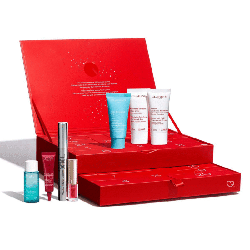 Clarins Adventskalender 2025 mit 24 Luxus-Minis für Gesicht, Körper und Make-up in festlicher roter Geschenkbox.