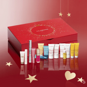 Clarins Adventskalender 2025 mit 24 Luxus-Minis für Gesicht, Körper und Make-up in festlicher roter Geschenkbox.