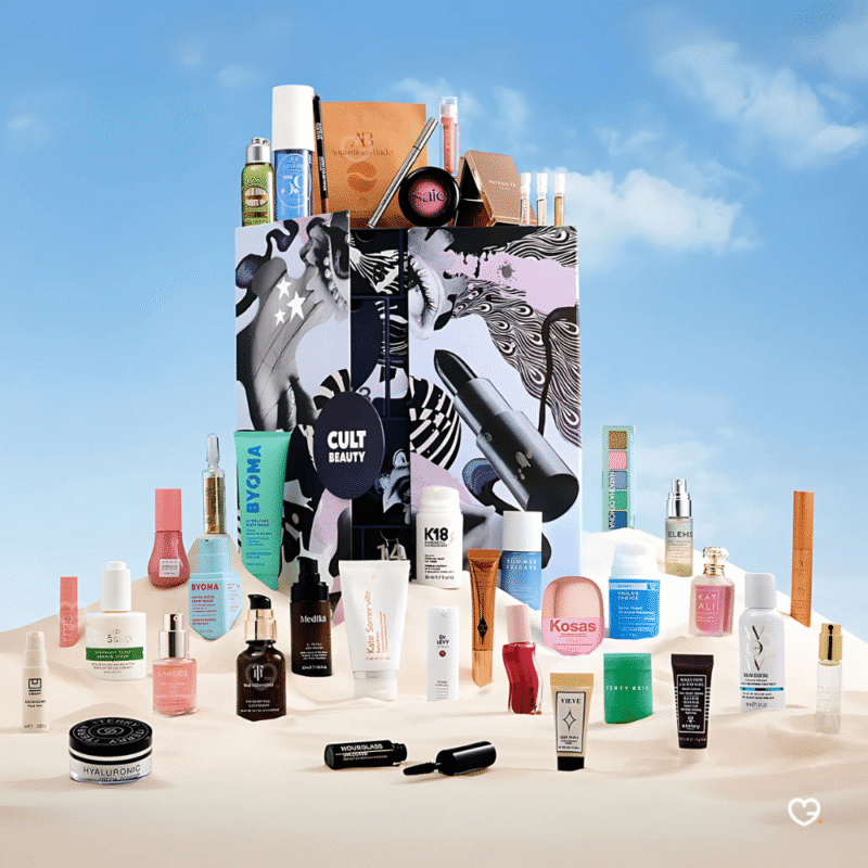 Cult Beauty Adventskalender 2025 in edler Box mit 25 Türchen, 40 Luxus-Beautyprodukten von Marken wie Huda Beauty und Sisley.