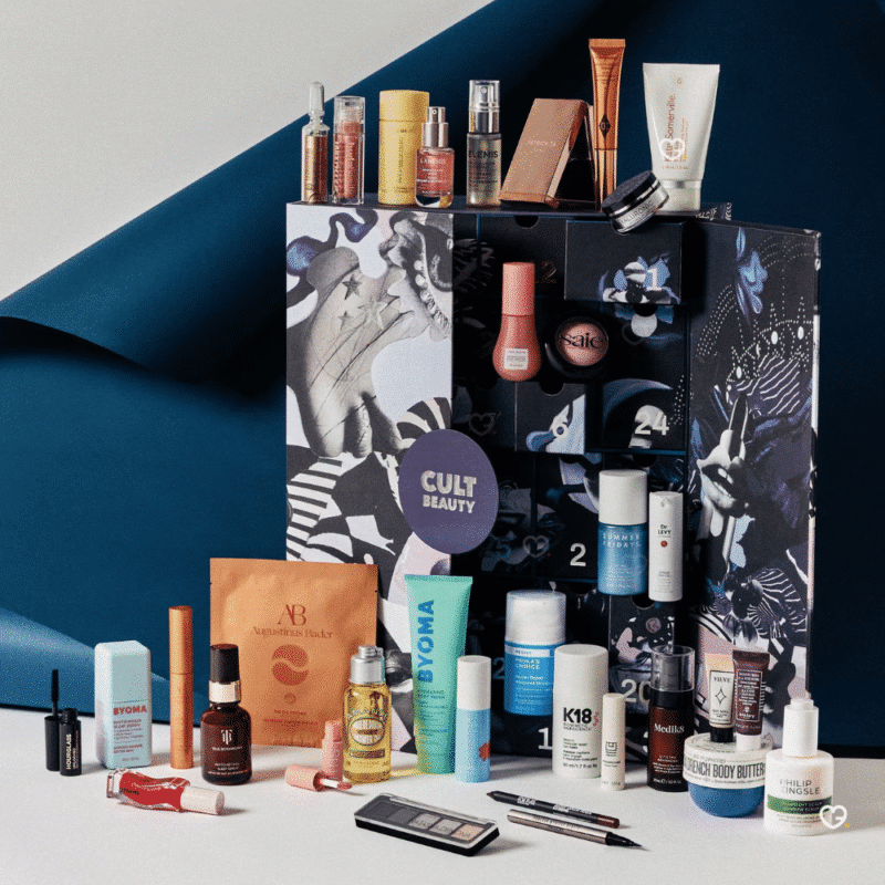 Cult Beauty Adventskalender 2025 in edler Box mit 25 Türchen, 40 Luxus-Beautyprodukten von Marken wie Huda Beauty und Sisley.