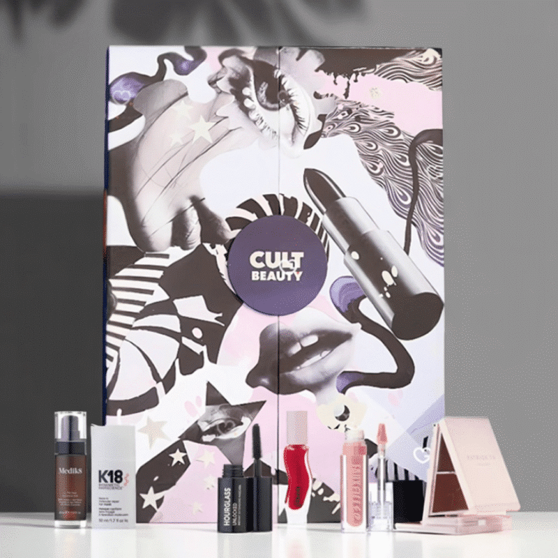 Cult Beauty Adventskalender 2025 in edler Box mit 25 Türchen, 40 Luxus-Beautyprodukten von Marken wie Huda Beauty und Sisley.