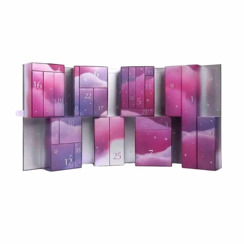 De Bijenkorf Adventskalender 2025 mit 25 luxuriösen Beauty-Überraschungen von Marken wie MAC, Kiehl’s und Charlotte Tilbury.