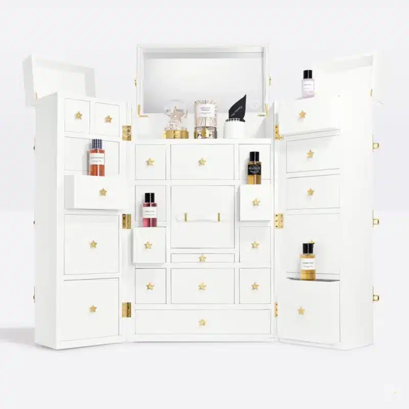 Dior Exception Adventskalender 2025 als luxuriöse weiße Truhe mit 24 Parfums, Kerzen, Couture-Accessoires und Sammlerobjekten.