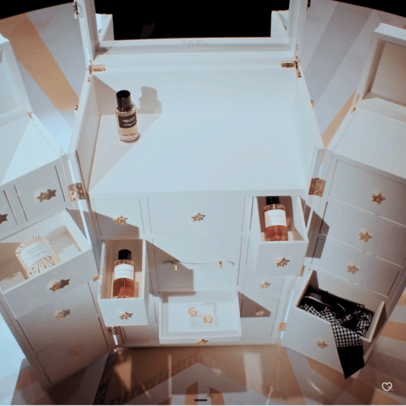 Dior Exception Adventskalender 2025 als luxuriöse weiße Truhe mit 24 Parfums, Kerzen, Couture-Accessoires und Sammlerobjekten.