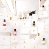 Dior Exception Adventskalender 2025 als luxuriöse weiße Truhe mit 24 Parfums, Kerzen, Couture-Accessoires und Sammlerobjekten.