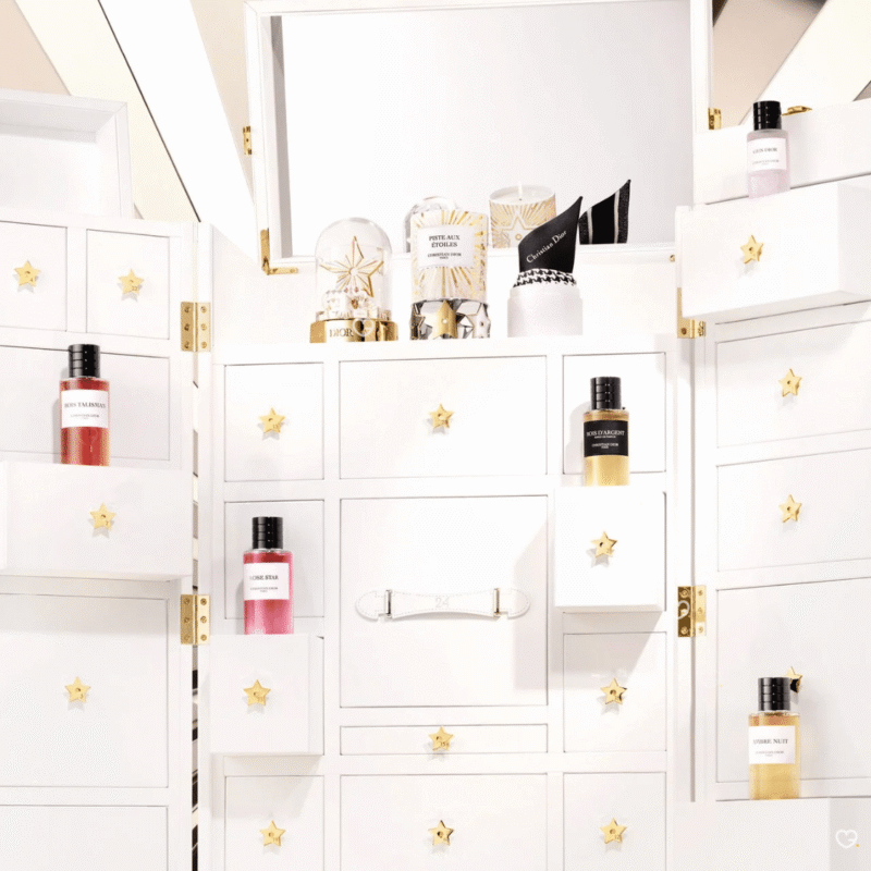 Dior Exception Adventskalender 2025 als luxuriöse weiße Truhe mit 24 Parfums, Kerzen, Couture-Accessoires und Sammlerobjekten.