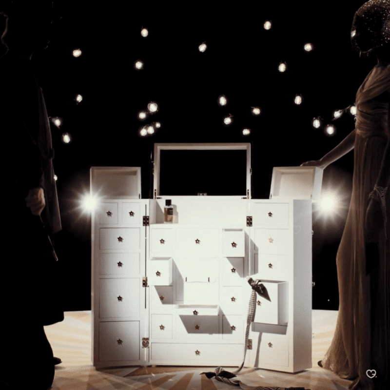 Dior Exception Adventskalender 2025 als luxuriöse weiße Truhe mit 24 Parfums, Kerzen, Couture-Accessoires und Sammlerobjekten.