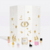 Dior Adventskalender 2025 als luxuriöse Box mit 24 Miniaturen aus Parfum, Make-up, Pflege und Duftkerze.