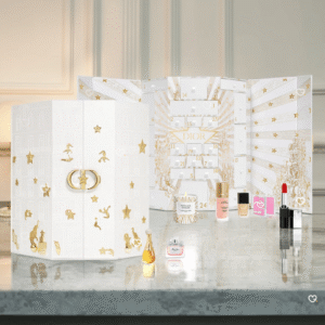 Dior Adventskalender 2025 als luxuriöse Box mit 24 Miniaturen aus Parfum, Make-up, Pflege und Duftkerze.