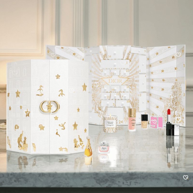 Dior Adventskalender 2025 als luxuriöse Box mit 24 Miniaturen aus Parfum, Make-up, Pflege und Duftkerze.