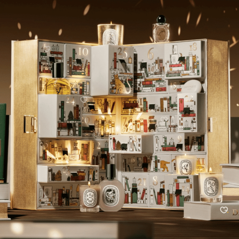 Diptyque Adventskalender 2025 mit 25 luxuriösen Mini-Kerzen, Parfums und Pflegeprodukten in festlicher Geschenkbox.