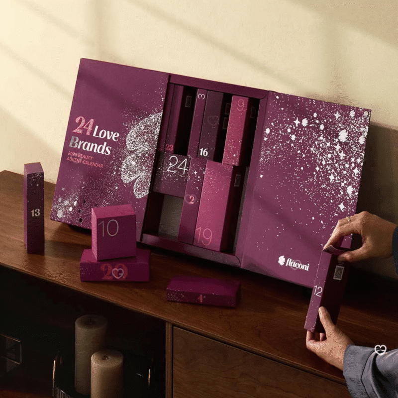 Flaconi Adventskalender 2025 mit 26 Luxus-Beauty-Produkten von Marken wie Lancôme, Shiseido und Sol de Janeiro.