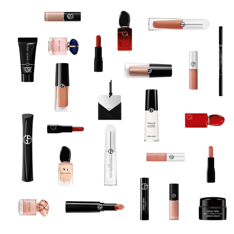 Giorgio Armani Adventskalender 2025 in roter Luxusbox mit 24 Beauty-Highlights wie Parfum, Make-up und Skincare.