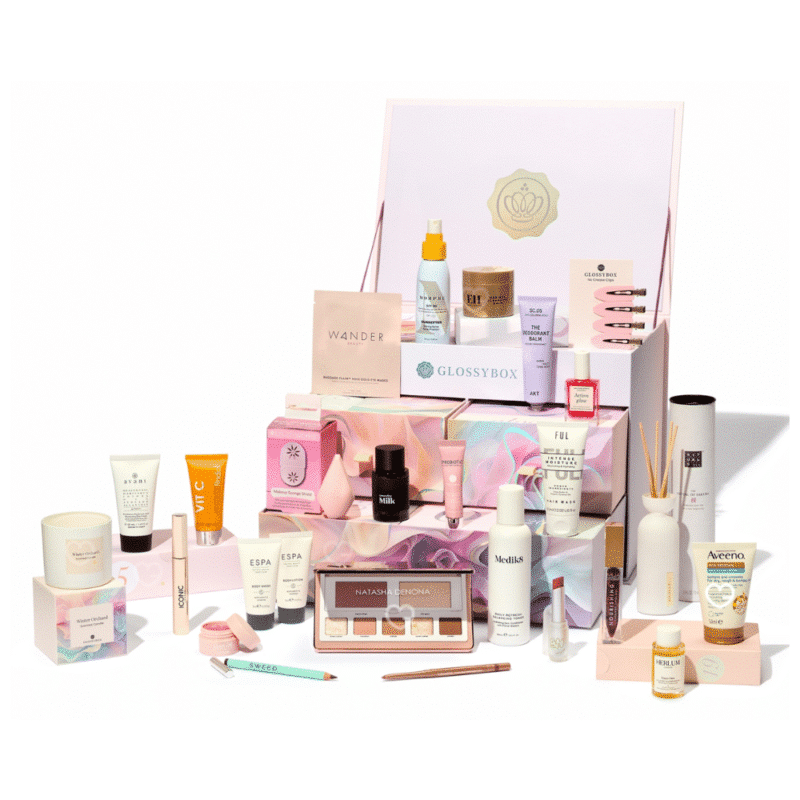 Glossybox Adventskalender 2025 in festlicher Box mit 27 Beauty-Produkten, 19 Fullsize von Marken wie Rituals und Medik8.