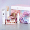Glossybox Adventskalender 2025 in festlicher Box mit 27 Beauty-Produkten, 19 Fullsize von Marken wie Rituals und Medik8.