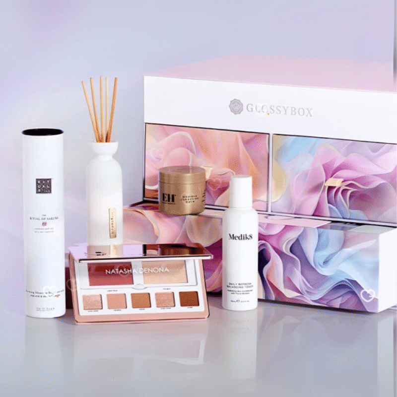 Glossybox Adventskalender 2025 in festlicher Box mit 27 Beauty-Produkten, 19 Fullsize von Marken wie Rituals und Medik8.