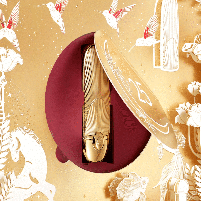 Guerlain Adventskalender 2025 in gold-weißer Box mit 25 Luxusminiaturen aus Parfum, Pflege, Make-up und Duftkerzen.