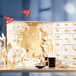 Guerlain Adventskalender 2025 in gold-weißer Box mit 25 Luxusminiaturen aus Parfum, Pflege, Make-up und Duftkerzen.
