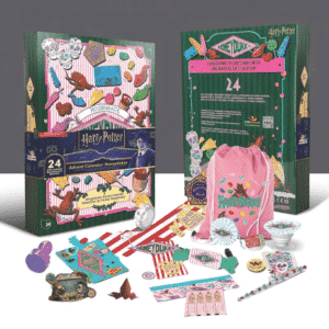 Harry Potter Honeydukes Adventskalender 2025 mit 24 Fanartikeln wie Socken, Schlüsselanhänger und Puzzle in festlicher Box.