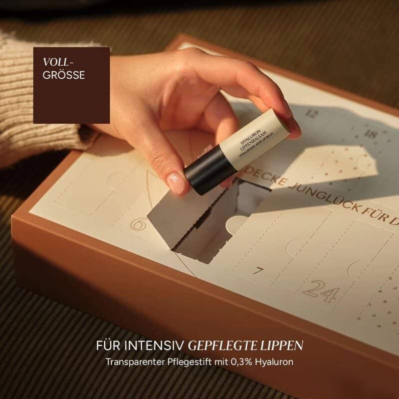 JUNGLÜCK Adventskalender 2025 mit 24 veganen Naturkosmetik-Minis, Bestseller-Seren und Gutschein in limitierter Box.