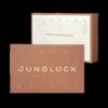 JUNGLÜCK Adventskalender 2025 mit 24 veganen Naturkosmetik-Minis, Bestseller-Seren und Gutschein in limitierter Box.