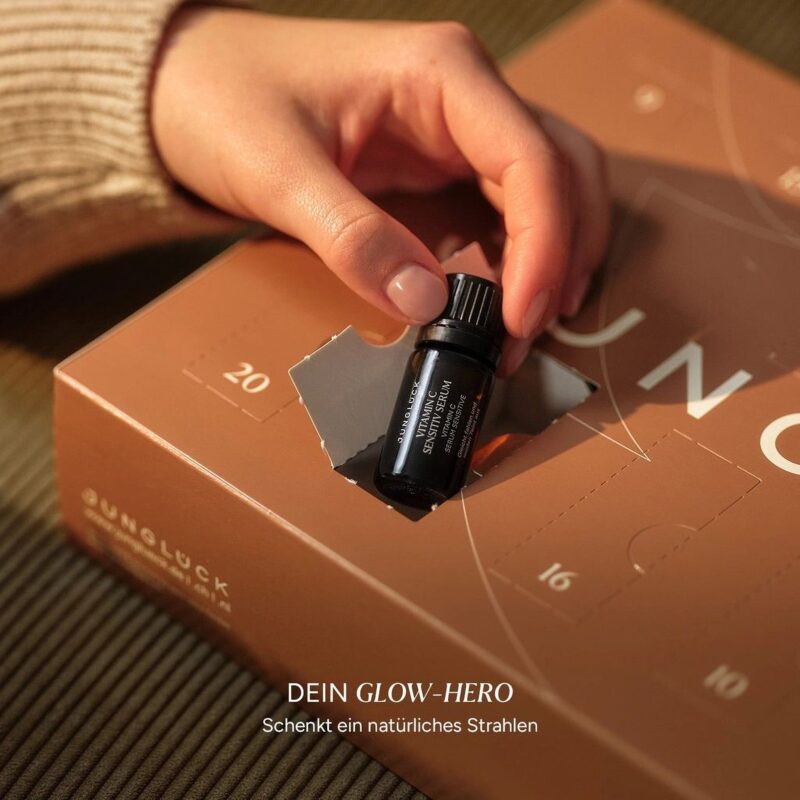 JUNGLÜCK Adventskalender 2025 mit 24 veganen Naturkosmetik-Minis, Bestseller-Seren und Gutschein in limitierter Box.